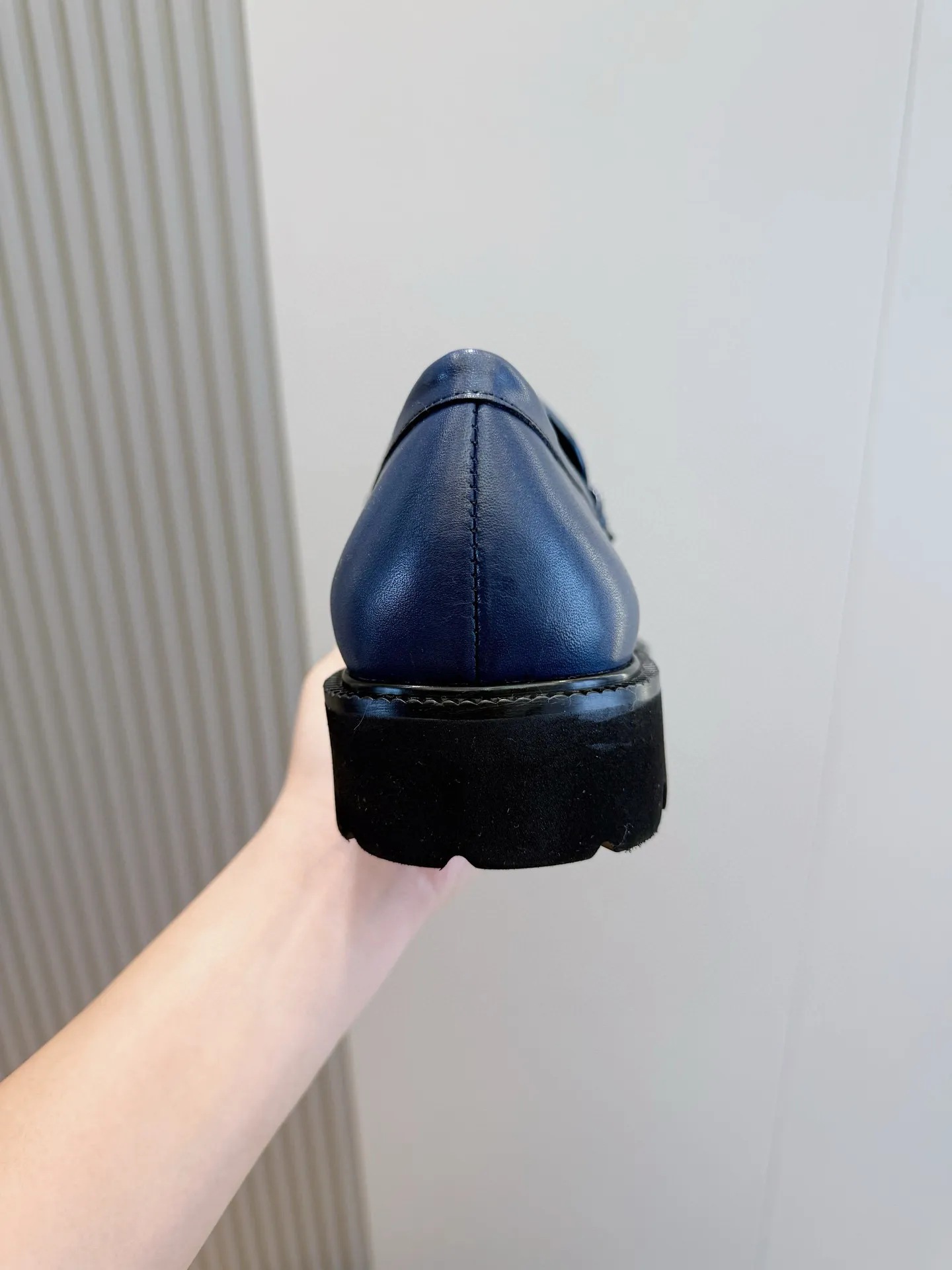 [Ferragamo] Top P: 760💰 Number of yards: 39~44 (38.45. Customized, non-returnable) Ferragamo men's leather derby shoes. The new derby shoes are light in texture and cool in style. They adopt exquisite eyelet uppers and novelly define urban trends. Made of brushed cowhide, it has a plump and rounded toe box and is decorated with delicate wingtip decorative details. Imported cowhide + cowhide lining.